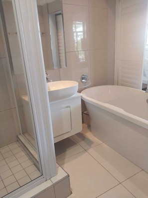 Bañera y ducha independientes, bañera profunda, toallas, papel higiénico