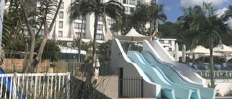 Kolam renang tertutup