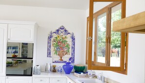 Fridge, microwave, oven, stovetop - Grande Villa D'exception en Normandie Tennis, Piscine (Muids)