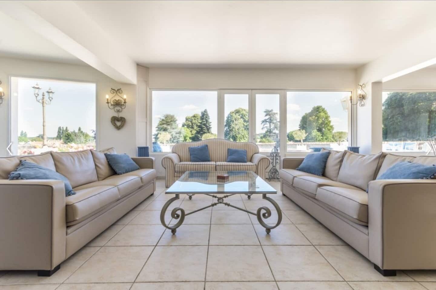 Smart TV, lareira, videogames, DVD player