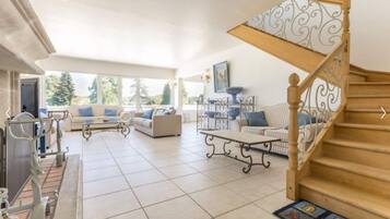 Smart TV, lareira, videogames, DVD player