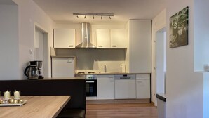 Appartement, 1 lit double et 1 canapé-lit, cuisine, rez-de-chaussée | Cuisine privée | Cafétière à espresso, cafetière-théière
