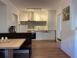 Apartment, 1 Doppelbett und Schlafsofa, Küche, Erdgeschoss | Eigene Küche | Großer Kühlschrank, Ofen, Herdplatte, Geschirrspüler