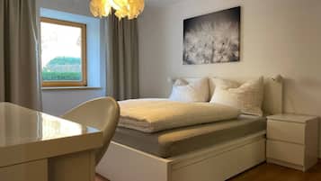 Apartamento, 1 cama de casal e sofá-cama, cozinha, no piso térreo | Escrivaninha, cortinas blackout, Wi-Fi de cortesia, roupa de cama