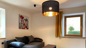 Appartement, 1 lit double et 1 canapé-lit, cuisine, rez-de-chaussée | Aire de séjour | Téléviseur connecté de 55 po avec télévision par satellite, Netflix