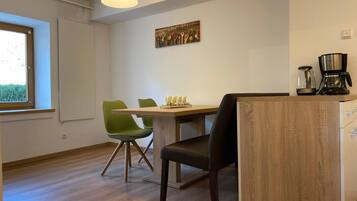 Apartamento, 1 cama de casal e sofá-cama, cozinha, no piso térreo | Opções para refeição no quarto