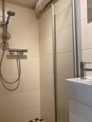 Departamento, 1 cama matrimonial y sofá cama, cocina, planta baja | Baño | Regadera, secadora de cabello, toallas 