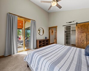 3 slaapkamers, een bureau, een strijkplank/strijkijzer, reisbedje