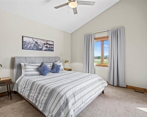 3 slaapkamers, een bureau, een strijkplank/strijkijzer, reisbedje