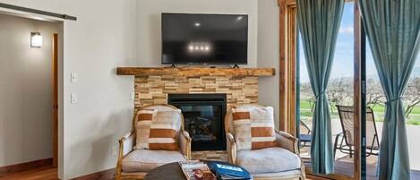 Smart TV, fireplace