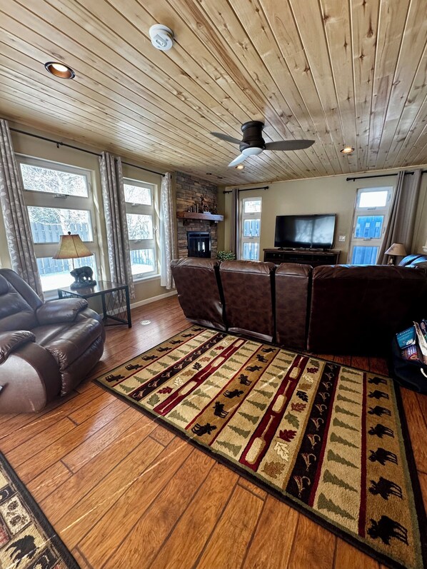 Smart TV, fireplace - Riverwalk II, Across from Ouray's River Walk (Ouray)