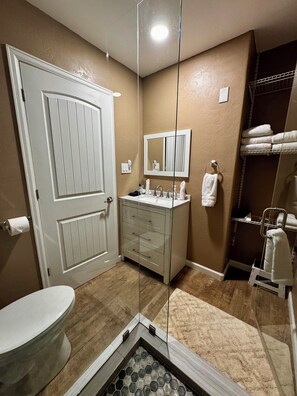 Secador de pelo, toallas, jabón y papel higiénico