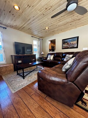 Una Smart TV, una chimenea