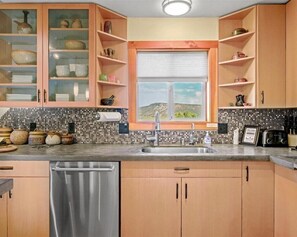 Kylskåp, mikrovågsugn, ugn och spishäll