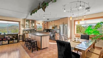 Kylskåp, mikrovågsugn, ugn och spishäll