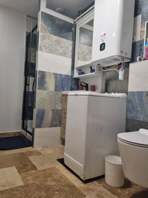 Dusche, Haartrockner, Handtücher, Seife