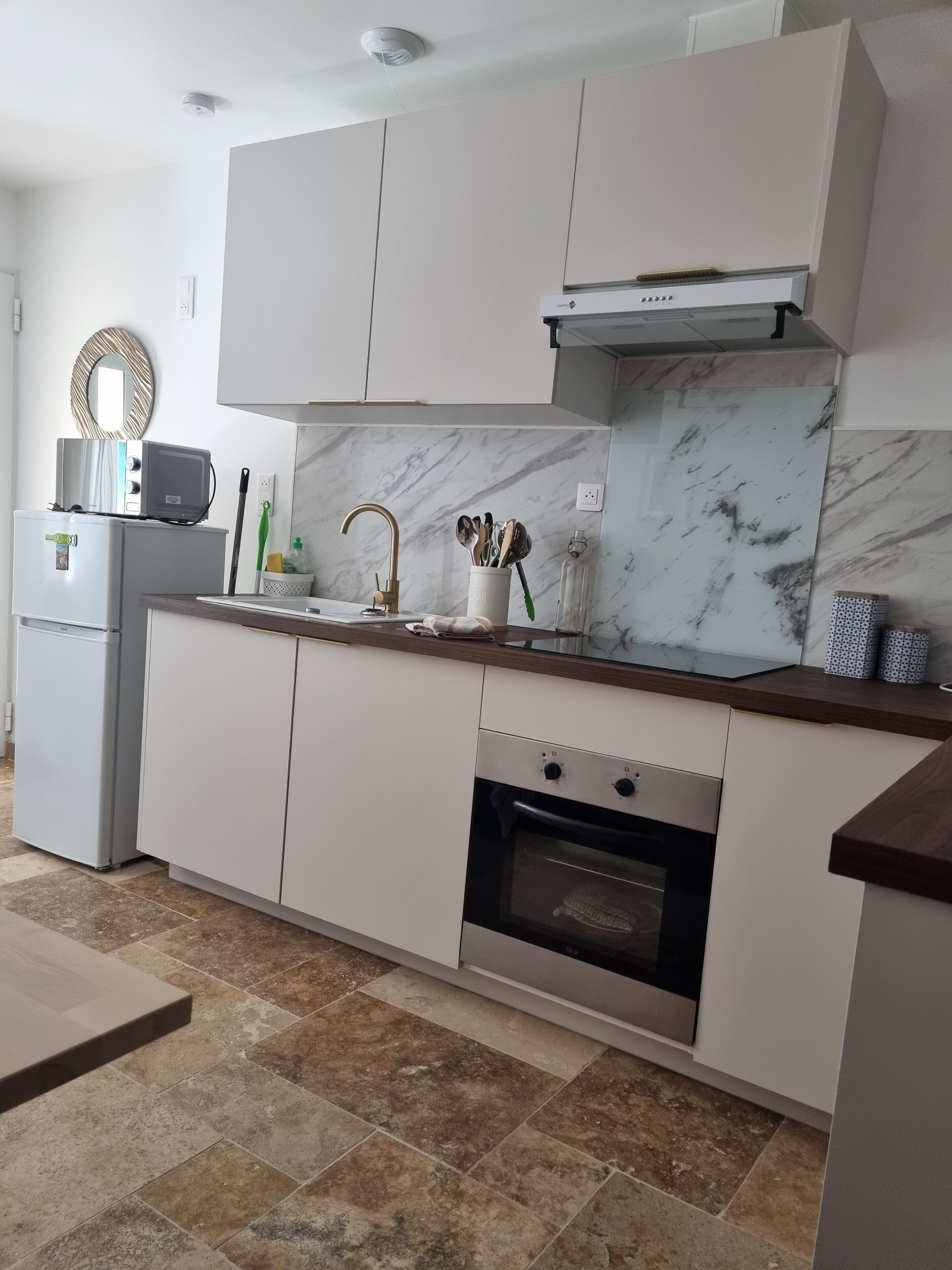 Een koelkast, een microgolfoven, een oven, een kookplaat