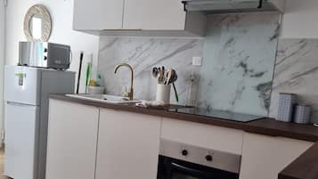 Een koelkast, een microgolfoven, een oven, een kookplaat