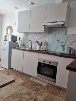 Kühlschrank, Mikrowelle, Ofen, Herdplatte