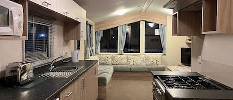 Chalet | Private kitchen | Fridge, microwave, oven, stovetop