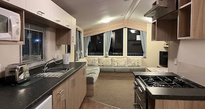 Premium Location - Sleeps 6 - Caravan on The Lakes