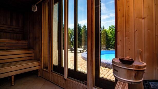 Una sauna de madera con un banco y una camilla.