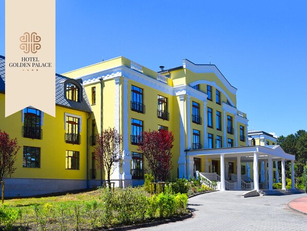 Vista frontal de la propiedad