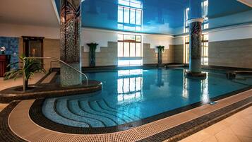 2 piscinas techadas, una piscina al aire libre de temporada