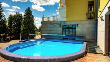 Swedish massages, prenatal massages, sports massages, 3 treatment rooms