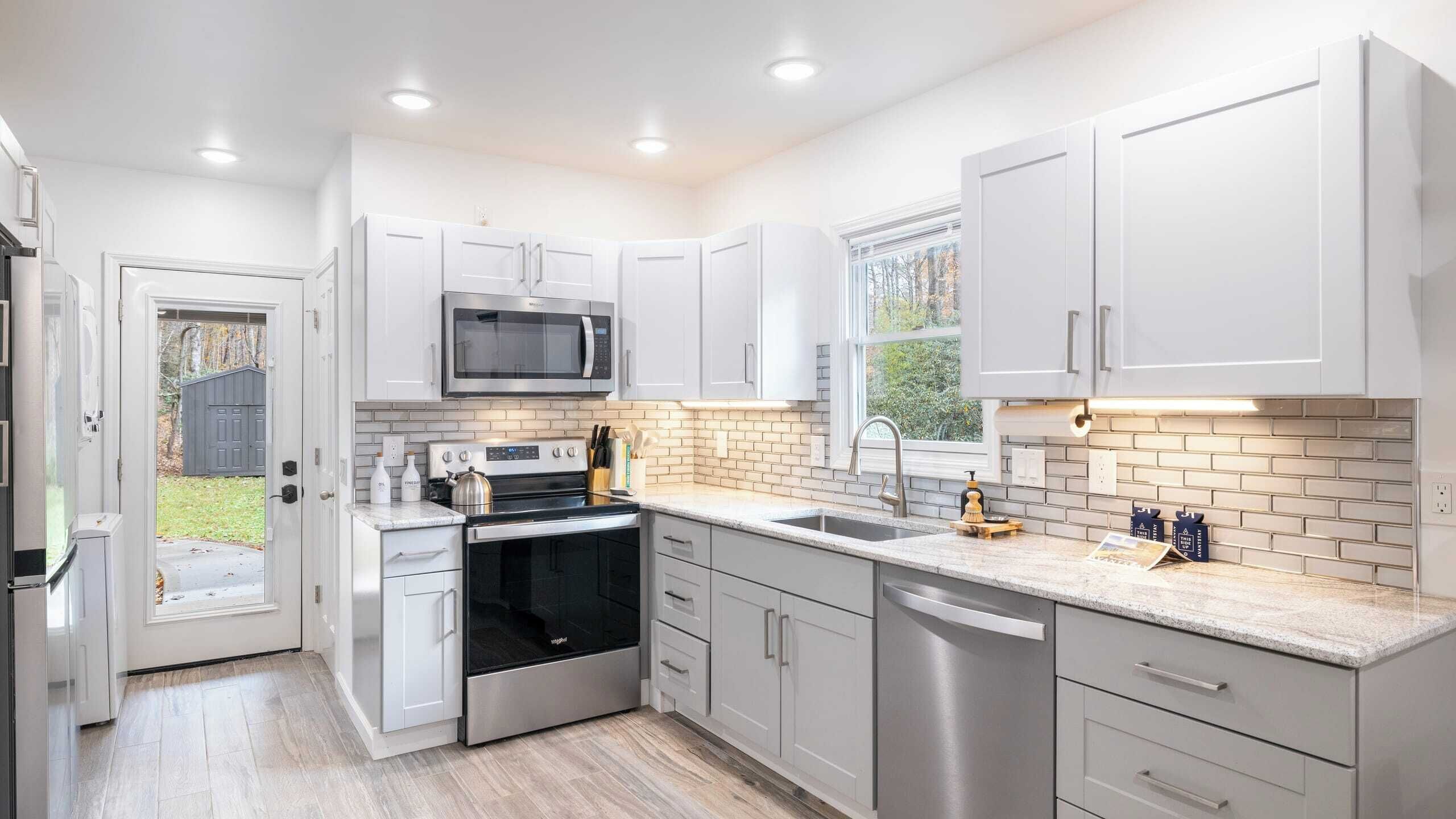 House (2 Bedrooms) | Private kitchen | Fridge, microwave, oven, stovetop