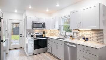 House (2 Bedrooms) | Private kitchen | Fridge, microwave, oven, stovetop