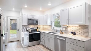 Casa (2 Bedrooms) | Cozinha privada | Geladeira, micro-ondas, fogão, cooktop