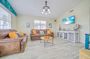 TV - Surfin Dog by Avantstay Coastal Escape w/ Yard! (Port Aransas)