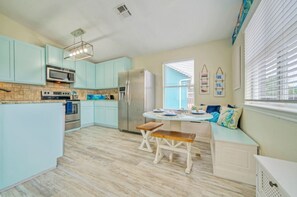 Maison (3 Bedrooms) | Cuisine privée | Réfrigérateur, four à micro-ondes, un four, surface de cuisson