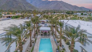 A pool area with a clear view of the surrounding landscape, including mountains and a town in the distance. - Zanjero by Avantstay Mins From Downtown Palm Springs Private Terrace, Shared Pool (Palm Springs)
