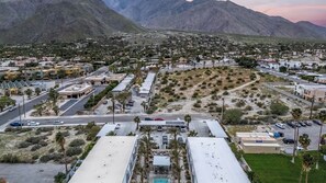 An aerial view of a town with residential areas, roads, and a mountainous backdrop. - Zanjero by Avantstay Mins From Downtown Palm Springs Private Terrace, Shared Pool (Palm Springs)