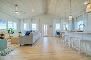 Interior - Flirty Flamingo by Avantstay Private Pool, Firepit, Balcony (Port Aransas)