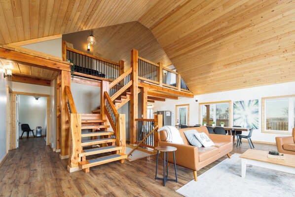 Televisión, chimenea y estéreo 