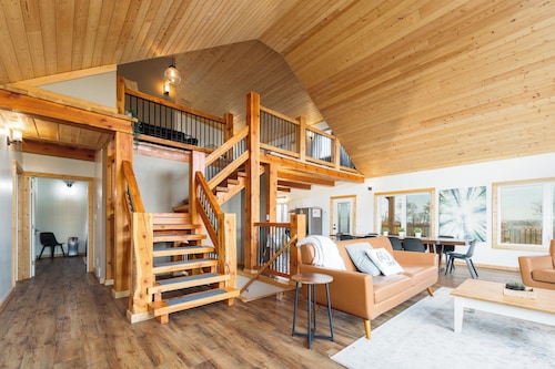 Modern Timber- Hot tub, sauna, theatre, climb wall