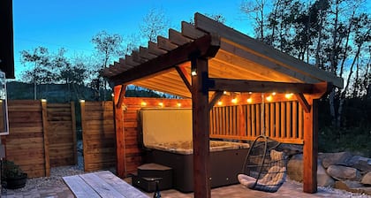 Modern Timber- Hot tub, sauna, theatre, climb wall