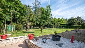 A stone retaining wall with potted plants and a lantern. - LA Girage DE BEL AIR (Amboise)