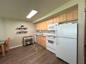 Fridge, microwave, oven, stovetop - #153-Kater's Kabin 2 Condo near large pool & Gorge shuttle-book separately (Quincy)