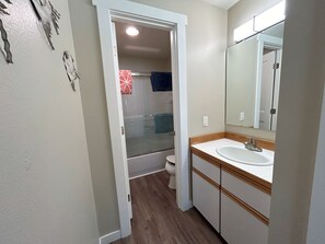Towels, soap, toilet paper - #153-Kater's Kabin 2 Condo near large pool & Gorge shuttle-book separately (Quincy)