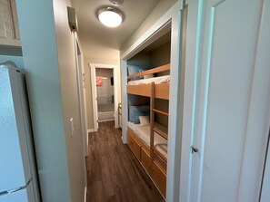1 bedroom, free WiFi, bed sheets - #153-Kater's Kabin 2 Condo near large pool & Gorge shuttle-book separately (Quincy)