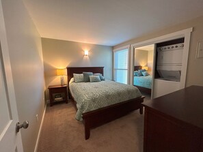 1 bedroom, free WiFi, bed sheets - #153-Kater's Kabin 2 Condo near large pool & Gorge shuttle-book separately (Quincy)