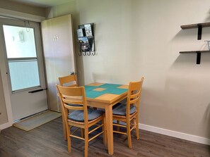 Dining - #153-Kater's Kabin 2 Condo near large pool & Gorge shuttle-book separately (Quincy)