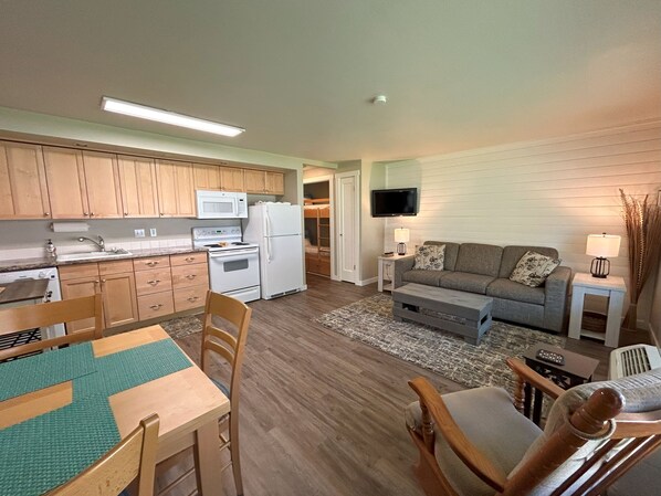 Smart TV - #153-Kater's Kabin 2 Condo near large pool & Gorge shuttle-book separately (Quincy)