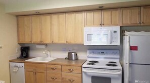 Een koelkast, een magnetron, een oven, een kookplaat