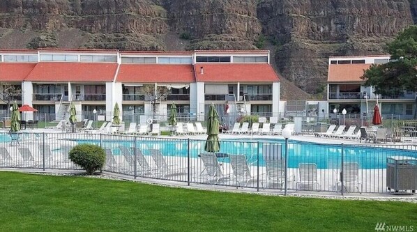 Een buitenzwembad, een verwarmd zwembad