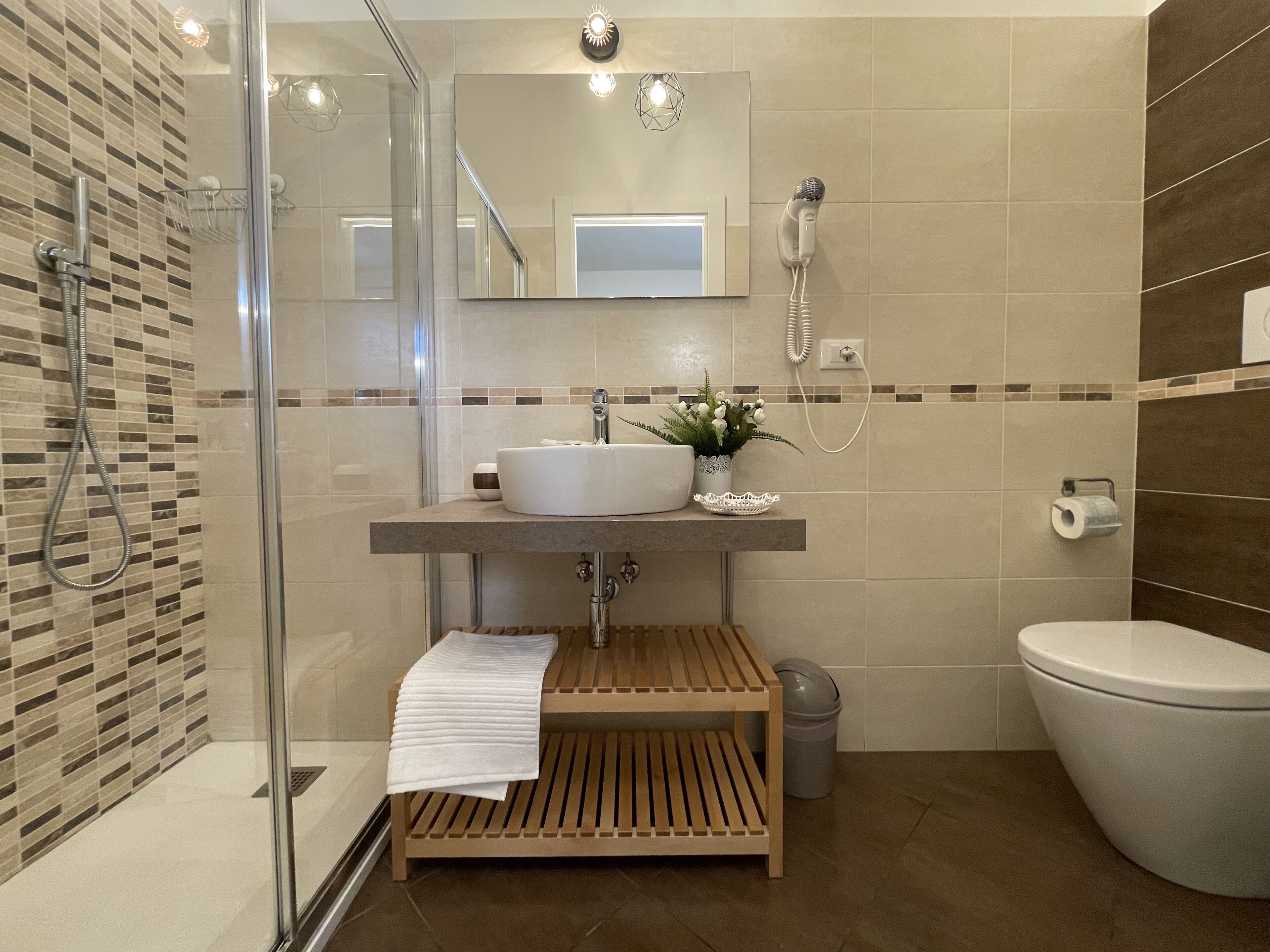 淋浴设施、大花洒淋浴喷头、免费洗浴用品、吹风机